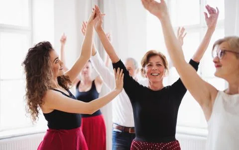 Group of senior people in dancing class with dance teacher. Foto stock