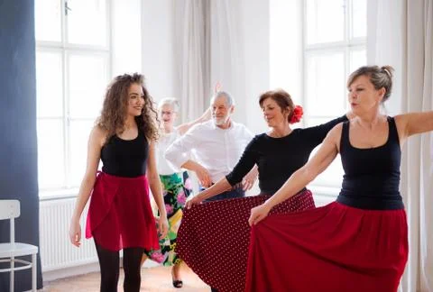 Group of senior people in dancing class with dance teacher. Foto stock