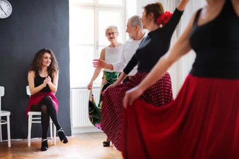 Group of senior people in dancing class with dance teacher. Foto stock