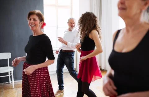 Group of senior people in dancing class with dance teacher. Foto stock