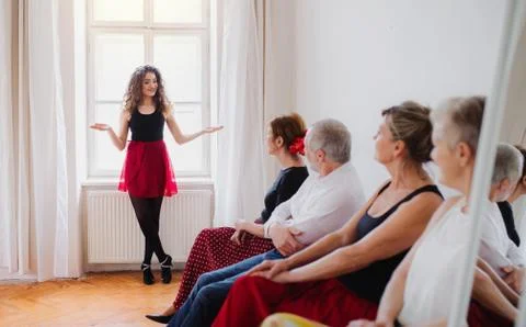 Group of senior people in dancing class with dance teacher. Foto stock