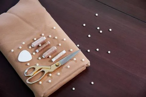 Group of sewing objects lying flat on a wooden table, concept of tailor sh... Foto stock
