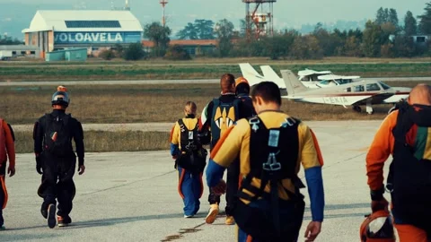 A group of skydivers walks towards the plane. 库存影片 220221255