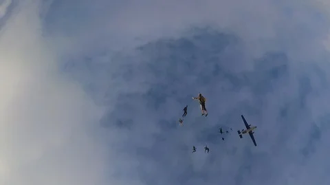 Group skydiving. 스톡 동영상 92719990