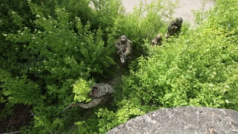 Group of soldiers protecting front line and conducting complex military action 스톡 동영상 333933332
