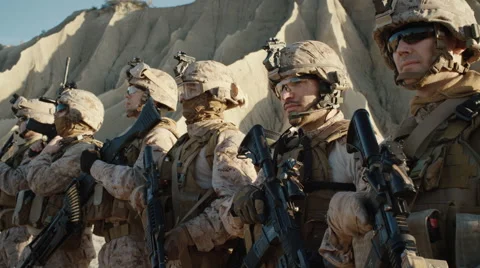 Group of Soldiers Standing in Line Vidéo 68999077