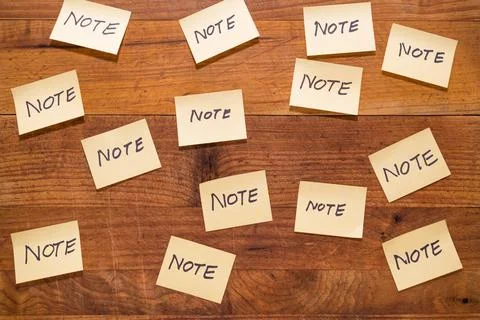 Group Of Sticky Notes On A Rustic Wooden Wall Background And Notepaper Messages Foto stock