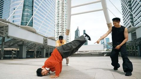Group of street dancer cheer up while hipster perform b boy dance. Sprightly. 库存照片