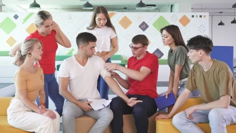 Group of students are learning to splint the hand of injured patient using Stock Footage 145454208