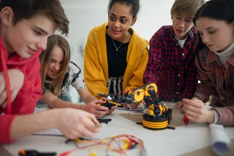 Group of students building and programming electric toys and robots at robotics Foto stock