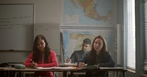 Group of students listen to lesson in class Vídeo Stock 118140990