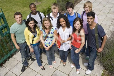 Group of students outdoors looking at camera smiling Stock-Fotos