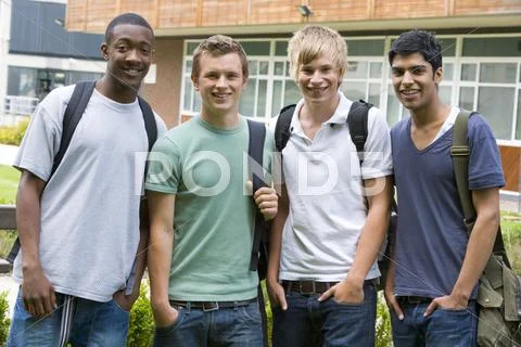 Group of students outdoors looking at camera smiling Stock-Fotos