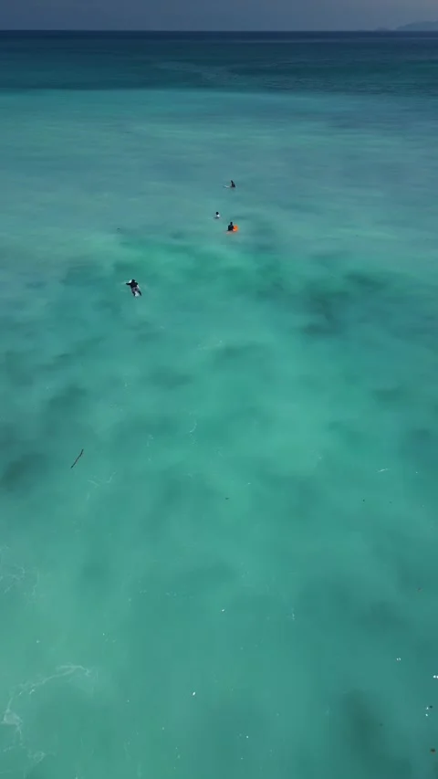 Group Of Students Practicing Surfing In Peaceful Turquoise Waters 스톡 동영상 332872814