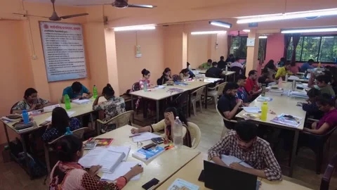 Group of students study together in Library (Time lapse). Video stock 220499419