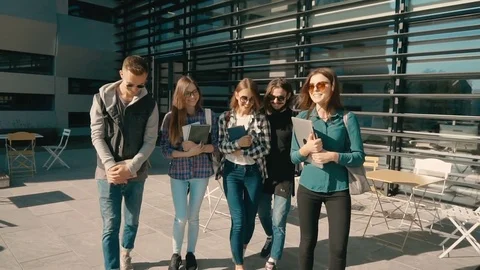 Group of Students Walk Видео 80703486