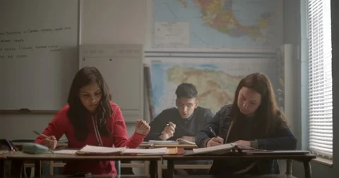 Group of students work on problem together in class 스톡 동영상 118140857