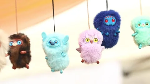 A group of stuffed animals hanging from strings, great for decoration or il.. 库存影片 343442598