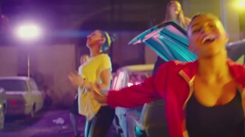 Group of stylish young people dancing , moving inside abandoned garage building Vídeos de archivo 158817916