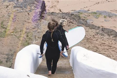 Group of surfers going to the sea Foto stock