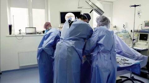 A group of surgeons works in the operating room Stockbeeldmateriaal 269431706