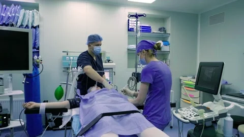 A group of surgeons works in the operating room 库存影片 270449124