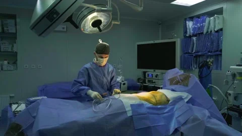 A group of surgeons works in the operating room 库存影片 270449637