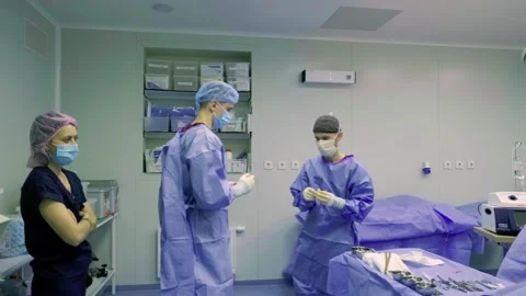 A group of surgeons works in the operating room 库存影片 270449941