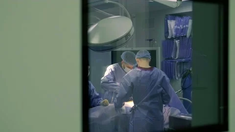 A group of surgeons works in the operating room 库存影片 270450150