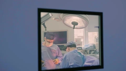 A group of surgeons works in the operating room 库存影片 270450153