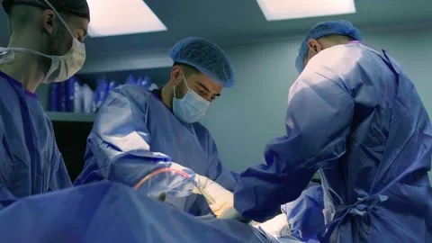 A group of surgeons works in the operating room 库存影片 270450833
