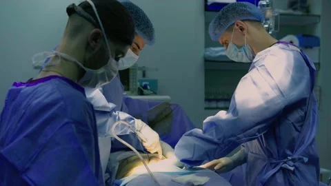 A group of surgeons works in the operating room 库存影片 270450834