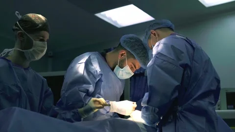 A group of surgeons works in the operating room. 库存影片 270451337
