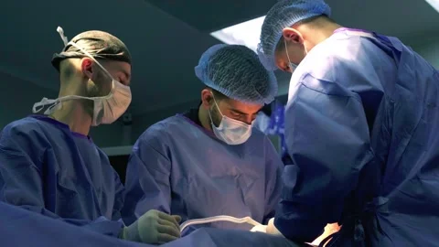 A group of surgeons works in the operating room. 库存影片 270451665