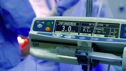 A group of surgeons works in the operating room. 库存影片 270452432