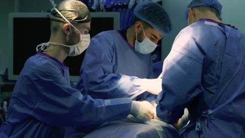 A group of surgeons works in the operating room. 库存影片 270452819