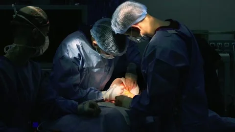 A group of surgeons works in the operating room. 库存影片 270452955