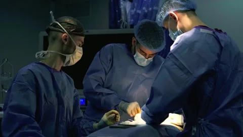 A group of surgeons works in the operating room. 库存影片 270454096