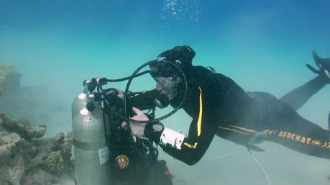 Group of technical divers develop their skills undersea Stock Footage 231495552
