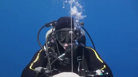 Group of technical divers develop their skills undersea Video stock 231645010