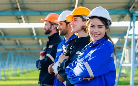 Group of technicians engineers with arm crossed standing at solar cell farm Foto stock
