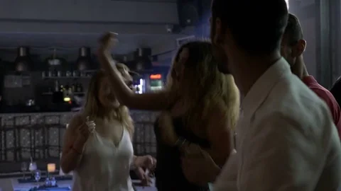 Group of teens jumping and dancing to the music at  disco club party Vidéo 81259556