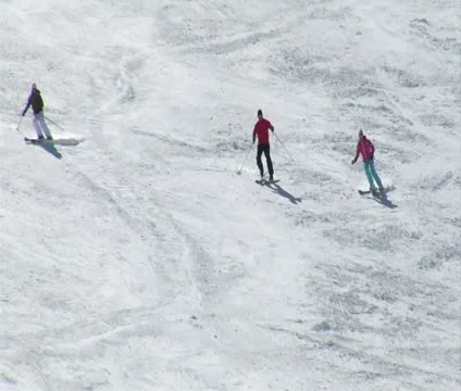 A group of three skiiers turn in formation 스톡 동영상 21672275