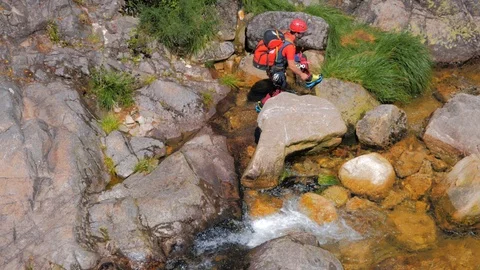 Group Of Tourist Kids With Instructor Rappelling Waterfall Stockbeeldmateriaal 92000889
