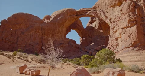 Group of tourists at Double Arch 4K Stock Footage 154274418