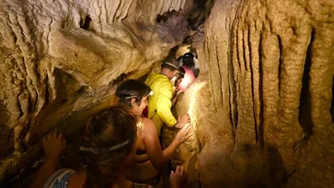 Group of tourists exploring the amazonian Jumandy caves Vídeos de archivo 334934466