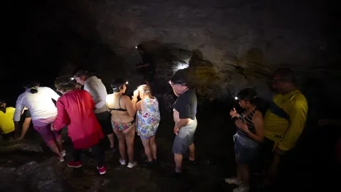 Group of tourists exploring the dark Jumandy Caves in Ecuador Vídeos de archivo 334934362
