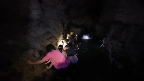 Group of tourists exploring the dark Jumandy Caves in the Amazon basin Vídeos de archivo 334934374
