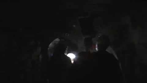 Group of tourists exploring dark mine tunnel Vídeo Stock 166644152