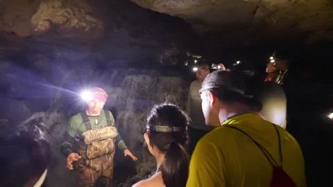 Group of tourists exploring the Jumandy caves in the Amazon Vídeos de archivo 334934301
